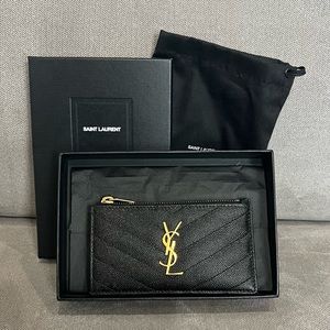 CASSANDRE SAINT LAURENT MATELASSÉ ZIPPED CARD CASE IN GRAIN DE POUDRE BLACK